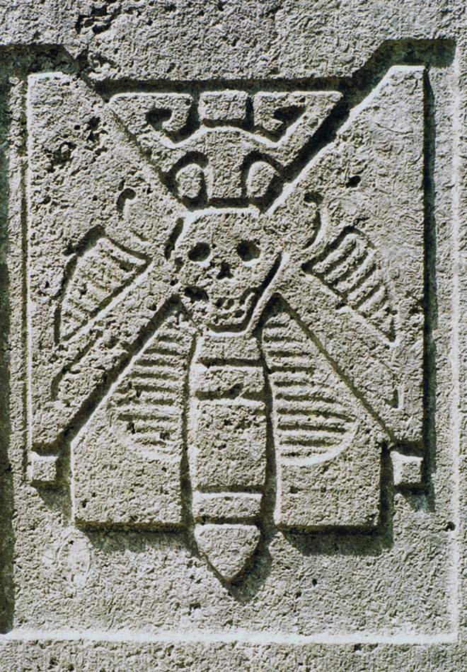 Steinrelief mit geflügeltem Totenkopf, Vanitas-Motiv