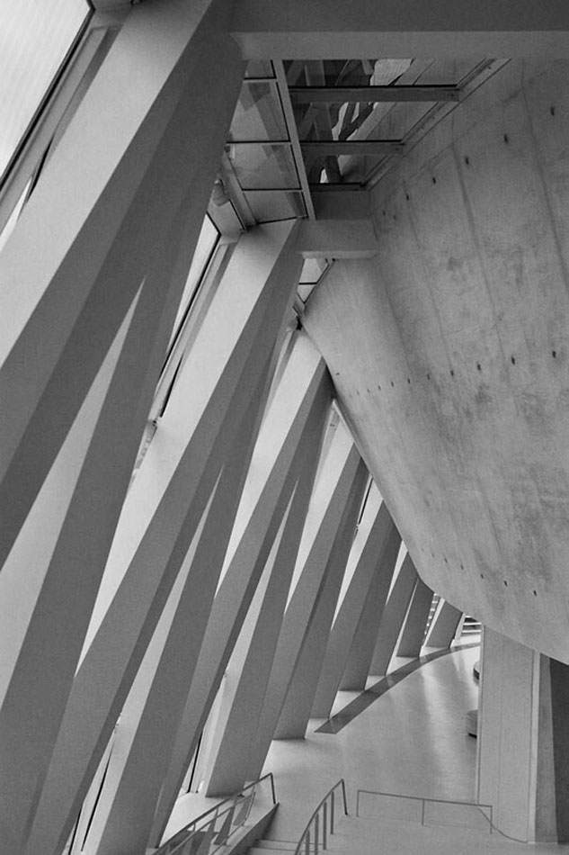 Geschwungene Betonarchitektur in der Untersicht, Schwarz-Weiß