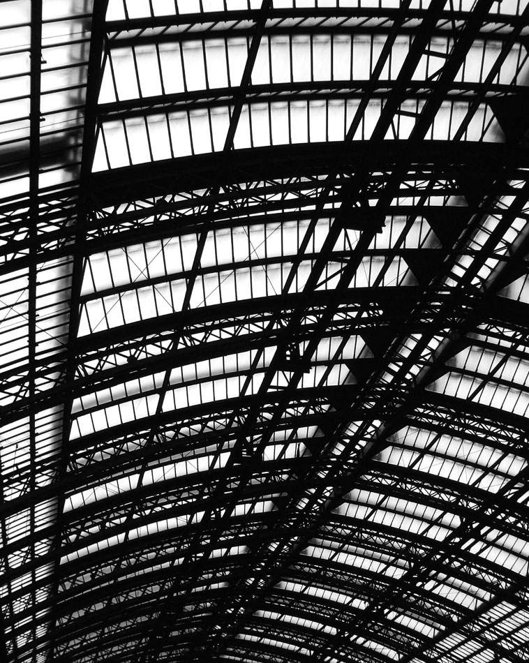 Stahl-Glas-Dachkonstruktion einer Halle, Schwarz-Weiß
