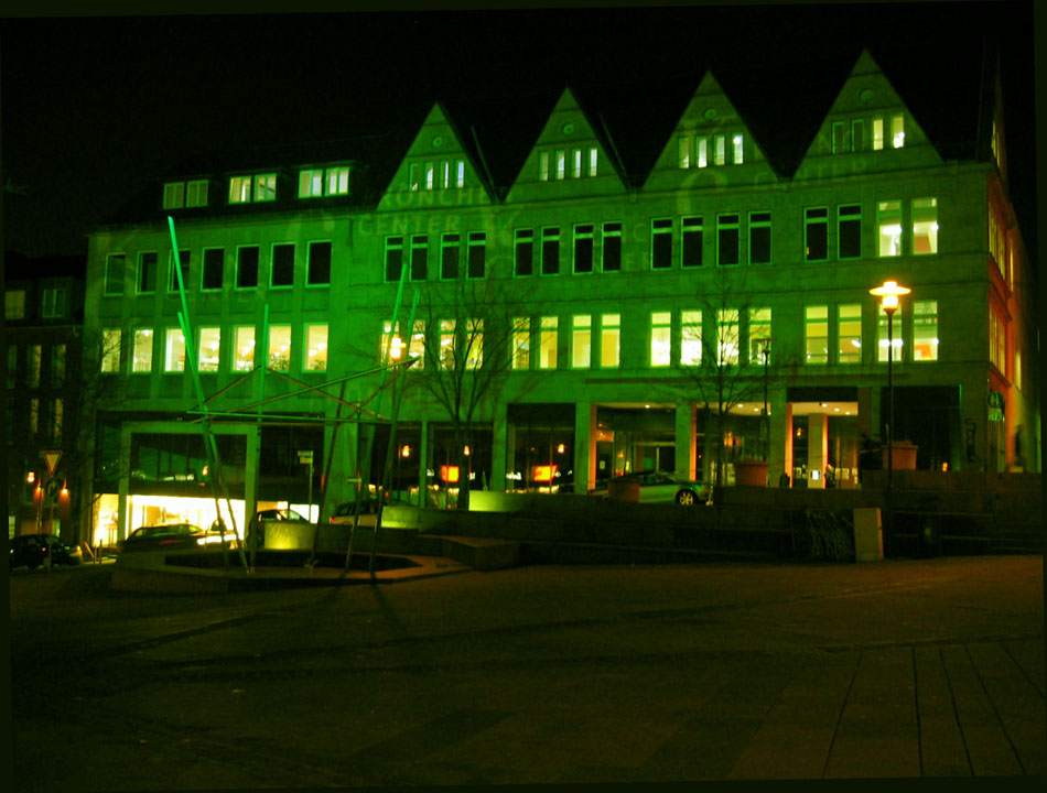 Krönchen Center Siegen bei Nacht in Grün illuminiert