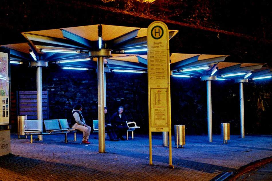 Bushaltestelle am Kölner Tor in Siegen blau illuminiert, Licht- und Videoinstallation Blue Station