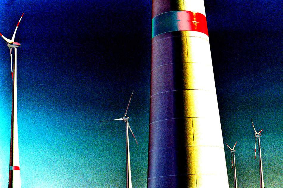 Schornstein und Windräder in Blautönen