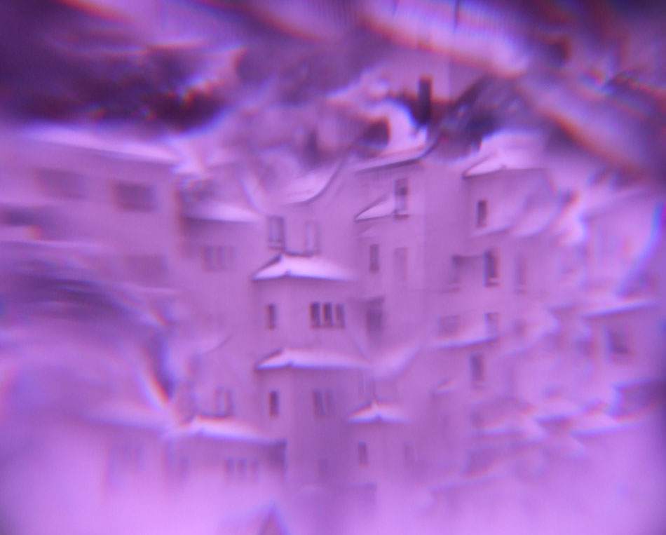 Häuserzeile in Violett, verwischt